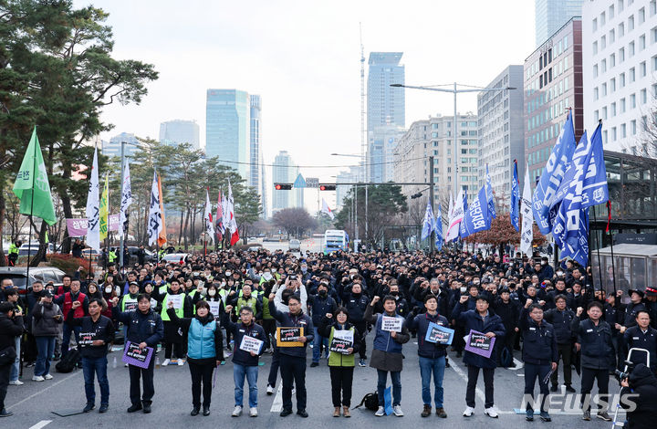 [서울=뉴시스] 황준선 기자 = 지난 5일 오전 서울 여의도 국회 앞에서 전국민주노동조합총연맹(민주노총) 조합원들이 중대재해처벌법 개악 중단 촉구 민주노총 결의대회를 열고 구호를 외치고 있다. 2023.12.05. hwang@newsis.com