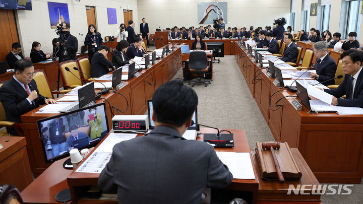 [서울=뉴시스] 추상철 기자 = 5일 오후 서울 여의도 국회에서 과학기술정보방송통신위원회 전체회의가 열리고 있다. 2023.12.05. scchoo@newsis.com