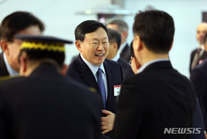 하 [부산=뉴시스] 하경민 기자 = 신동빈 롯데그룹 회장이 5일 부산 강서구 미음동 국제산업물류도시에서 열린 최첨단 자동화 물류센터인 '고객 풀필먼트 센터'(CFC) 기공식에 참석, 내외빈들과 인사고 있다. 오카도 스마트 플랫폼(OSP)이 적용된 롯데쇼핑의 첫 번째 물류센터인 부산CFC는 연면적 약 4만2000㎡ 규모로 건립되면 기존 온라인 물류센터보다 상품 구색을 2배 가량 많은 4만5000여 종으로 늘리고, 배송 처리량도 약 2배 늘어난 하루 3만여 건으로 확대될 것으로 전망된다. 2023.12.05. yulnetphoto@newsis.com