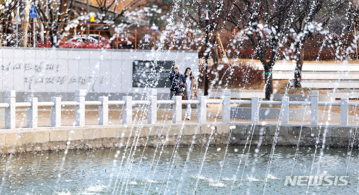 [대구=뉴시스] 이무열 기자 = 추위가 풀려 포근한 날씨를 보인 5일 대구 북구 경북대학교 일청담 분수대 앞에서 시민들이 산책을 하고 있다. 2023.12.05. lmy@newsis.com