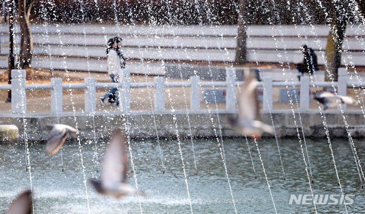 [대구=뉴시스] 이무열 기자 = 추위가 풀려 포근한 날씨를 보인 5일 대구 북구 경북대학교 일청담 분수대 앞에서 시민들이 산책을 하고 있다. 2023.12.05. lmy@newsis.com