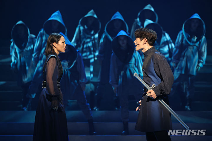 [서울=뉴시스] 박진희 기자 = 서울시뮤지컬단 2023 창작신작 뮤지컬 '맥베스' 출연 배우들이 5일 서울 종로구 세종문화회관 M씨어터에서 언론시연을 하고 있다. 2023.12.05. pak7130@newsis.com