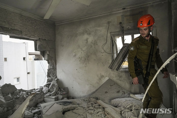 [아슈켈론=AP/뉴시스] 5일(현지시각) 이스라엘 아슈켈론에서 이스라엘 보안군이 하마스의 로켓 공격으로 파괴된 건물을 조사하고 있다. 2023.12.06.