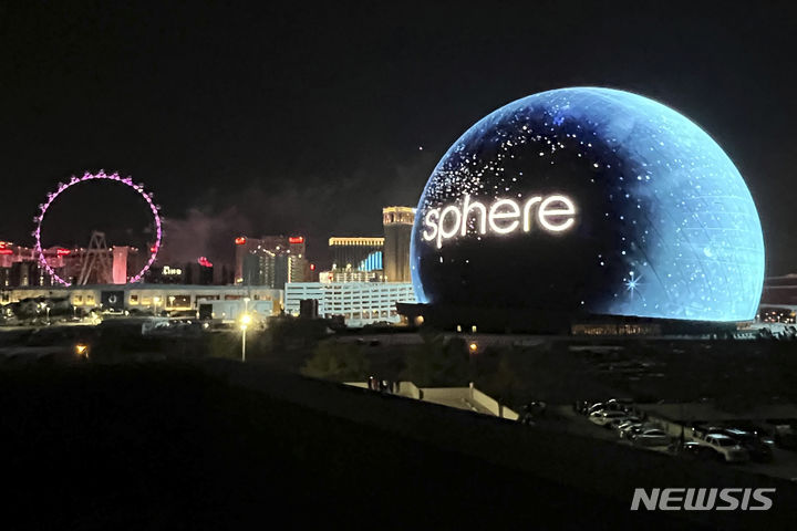 [라스베이거스=AP/뉴시스] 미국 라스베이거스의 랜드마크 ‘스피어’의 영국 진출이 무산됐다고 영국 가디언이 9일(현지시간) 전했다. 사진은 지난해 9월 개장한 스피어의 모습. 2024.01.10.