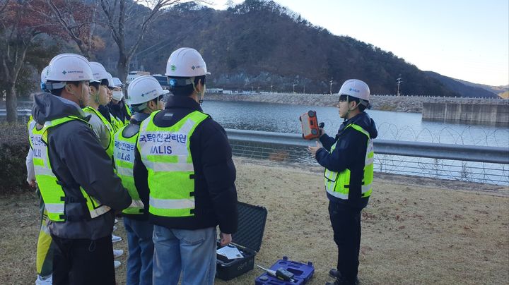 [진주=뉴시스] 국토안전관리원, 무주양수댐 현장 비파괴장비 교육 *재판매 및 DB 금지