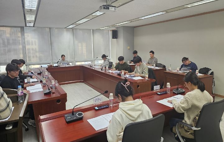 [부산=뉴시스] 5일 오후 부산자치경찰위원회 회의실에서 동의대 경찰행정학과 학생들을 대상으로 '제1회 모의 자치경찰위원회'가 진행되고 있다. (사진=부산시 제공)&nbsp; *재판매 및 DB 금지