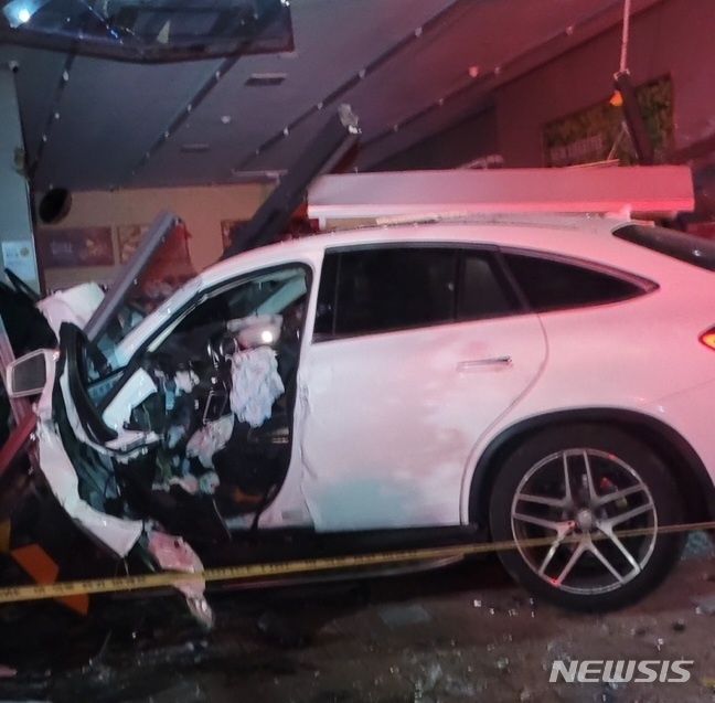 [무안=뉴시스] 김혜인 기자 = 6일 오전 2시 17분께 전남 무안읍 한 삼거리에서 A(29)씨가 몰던 승용차가 편의점 상가로 돌진해있다. 2023.12.06. (사진=무안소방 제공) photo@newsis.com