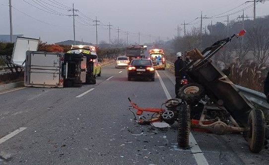 [나주=뉴시스] 이영주 기자 = 6일 오전 6시 40분께 전남 나주시 산포면 55번 지방도(남평 방면) 편도 2차선 도로에서 A(49)씨가 몰던 1t 화물차가 앞서가던 경운기를 들이받아 경운기 운전자 B(70)씨가 숨졌다. (사진 = 나주소방서 제공) 2023.12.06. photo@newsis.com *재판매 및 DB 금지