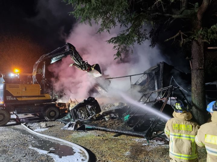 [부산=뉴시스] 5일 오후 부산 금정구의 한 플라스틱 사출 공장에서 원인이 밝혀지지 않은 불이 났다. *재판매 및 DB 금지