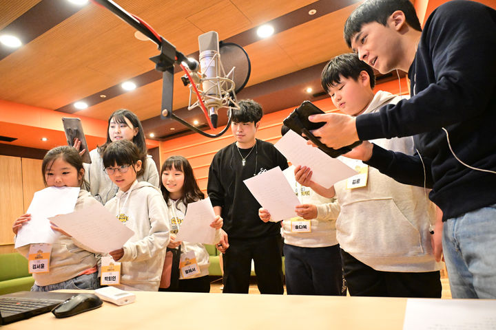 KT스카이라이프가 KT그룹희망나눔재단, HCN과 함께 5일 KT그룹 꿈나무 미디어 투어를 진행했다고 6일 밝혔다. (사진=KT스카이라이프 제공) *재판매 및 DB 금지