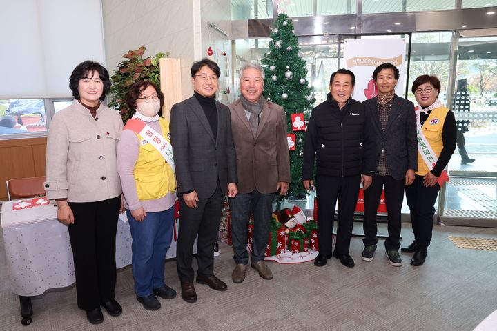 나동연 양산시장과 이종희 시의회 의장이 희망2024 나눔캠페인에 참여해 기부자로 참여하고 있다. (사진=양산시 제공) *재판매 및 DB 금지