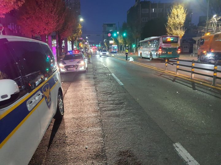 [진주=뉴시스] 6일 오전6시17분께 진주에서 시외버스터미널에 주차해둔 시외버스를 훔쳐 운행하다 중앙분리대를 훼손한 현장 모습. *재판매 및 DB 금지