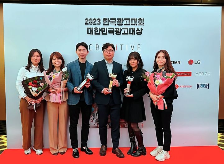 제로 슈거 소주 '새로'가 대한민국광고대상을 받고 관계자들이 사진촬영을 하고 있다.(사진=롯데칠성음료 제공) *재판매 및 DB 금지