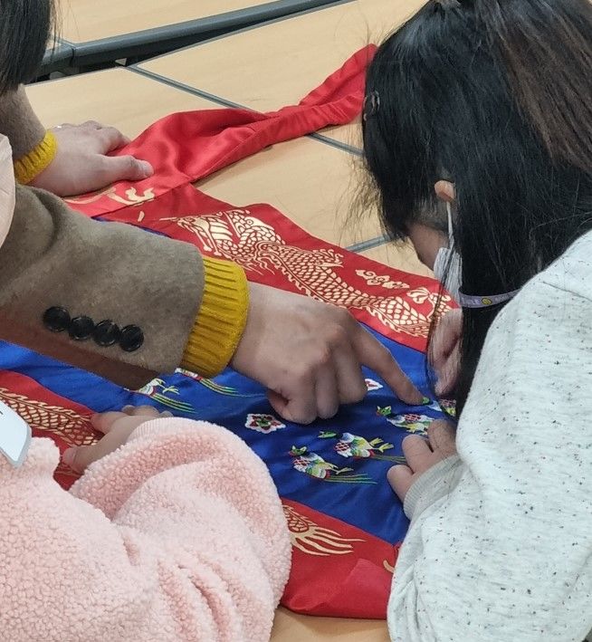 [서울=뉴시스] 국립고궁박물관이 시각장애인 아동을 대상으로 진행한 왕실복 촉각 체험 2023.12.6 photo@newsis.com *재판매 및 DB 금지 *재판매 및 DB 금지