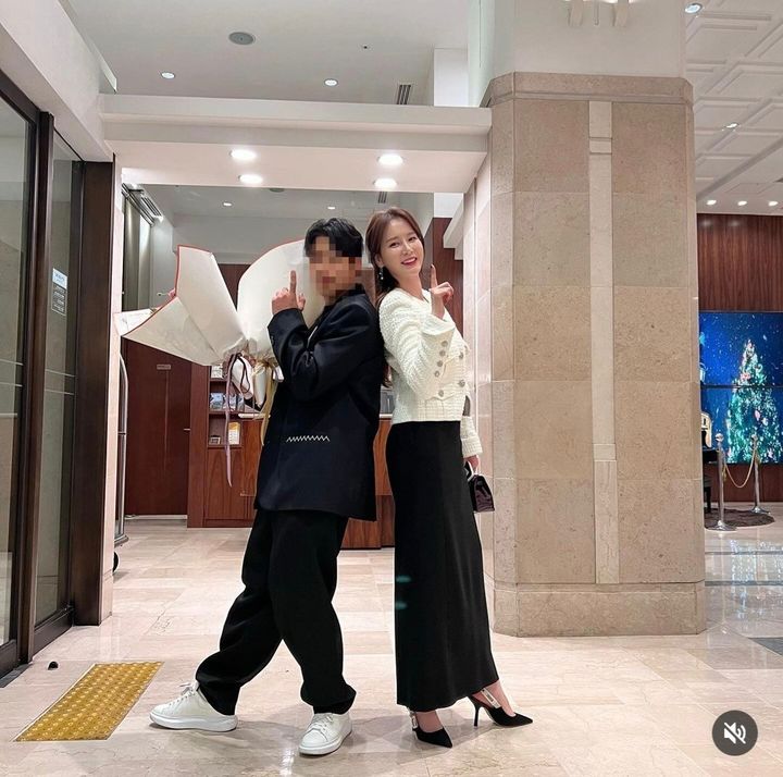 [서울=뉴시스] 안리환(왼쪽), 이혜원. (사진=이혜원 인스타그램 캡처) 2023.12.06. photo@newsis.com *재판매 및 DB 금지