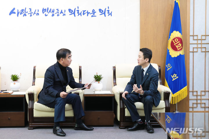 [안산=뉴시스] 송바우나 안산시의회 의장(사진 오른쪽)이 5일 경기도의회 의장을 예방하고 염종현 경기도의회 의장(사진 왼쪽)에게 이민청 안산 유치의 당위성과 안산지역에 대한 특별조정교부금 지원에 대한 협조를 요청하고 있다.(사진=안산시의회 제공)2023.12.06.sonanom@newsis.com