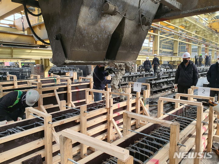 [서울=뉴시스] 저탄소 콘크리트 실험체 제작(타설) 과정.