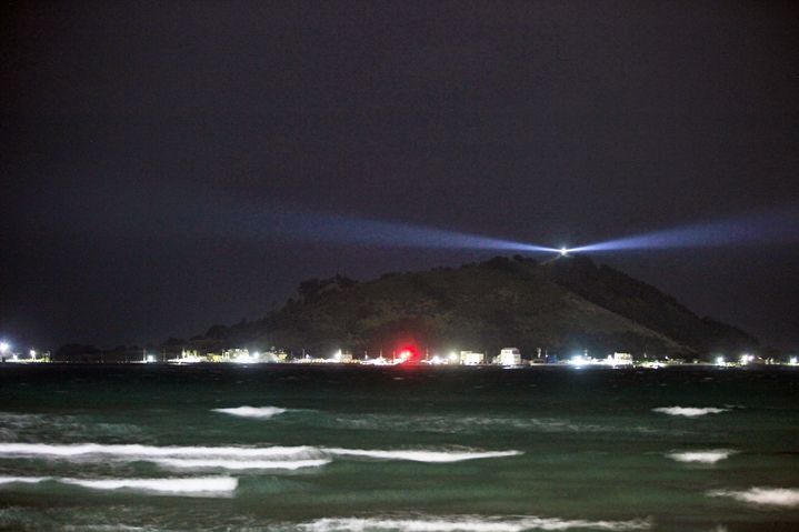 [제주=뉴시스] 제주시 한림읍 해상 비양도 등대 야간 전경. (사진=제주해양수산관리단 제공) 2023.12.06. photo@newsis.com *재판매 및 DB 금지