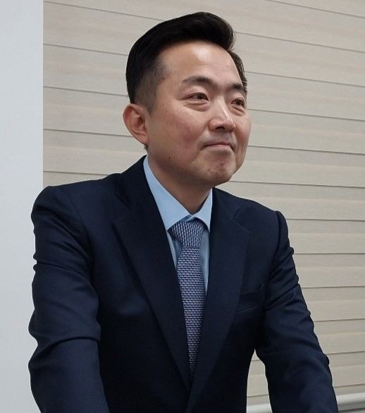 [대전=뉴시스] 조명휘 기자 = 이용수 전 박병석 국회의장 정책수석이 6일 오전 대전시의회에서 회견을 열고 내년 총선에서 서구갑 지역구에 출마하겠다고 밝히고 있다. 2023.12.06. photo@newsis.com *재판매 및 DB 금지