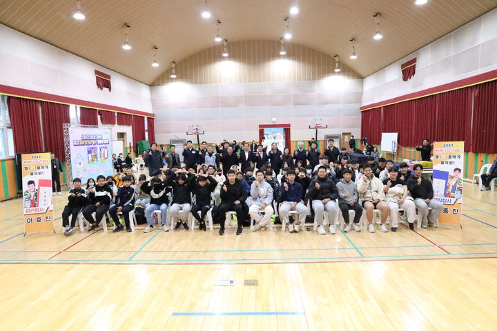 [진주=뉴시스] 런투유-별(★)들에게 물어봐 개회식 참석자 기념사진. *재판매 및 DB 금지