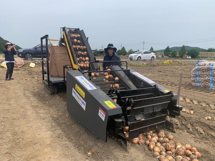 [세종=뉴시스] 양파 수집 로봇. (사진=농촌진흥청 제공) *재판매 및 DB 금지
