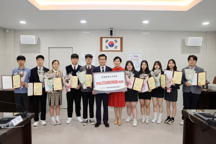 6일 충북도교육청 회의실에서 윤건영 충북교육감(왼쪽 여섯번째)과 최지현 충북교육성장지원재단 이사장(오른쪽 여섯번째)이 장학생들에게 장학금을 지급하고 기념사진을 찍고 있다.2023.12.06.kipoi@newsis.com