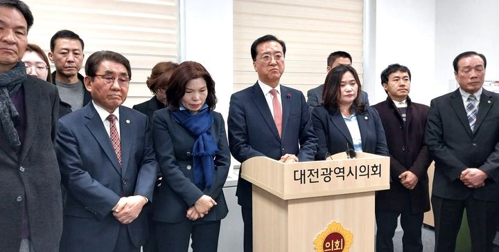 [대전=뉴시스] 조명휘 기자 = 더불어민주당 소속 조원휘·이금선 대전시의원과 송재만·이명숙 유성구 의원 등이 6일 오전 대전시의회에서 회견을 열고 이상민 의원을 따라 민주당을 탈당하겠다고 밝히고 있다. 2023.12.06. photo@newsis.com *재판매 및 DB 금지