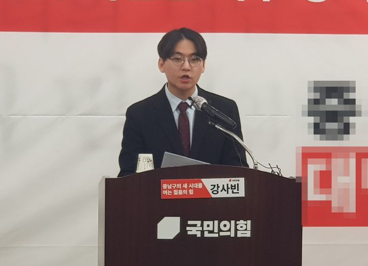 [대구=뉴시스] 정창오 기자=강사빈(22) 국민의힘 상근부대변인이 6일 오전 국민의힘 대구시당 회의실에서 기자회견을 열고 내년 총선에서 대구 중·남구에 출마할 것이라고 밝히고 있다. 2023.12.06 jco@newsis.com *재판매 및 DB 금지