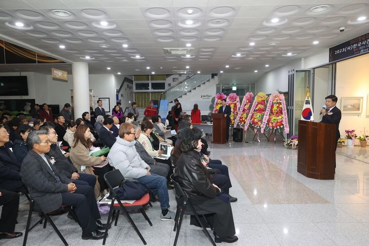 [고성(경남)=뉴시스] 신정철 기자= 경남 고성군은 지난 5일 고성박물관에서 ‘2023 경남 고성군 관광사진 전국 공모전’ 시상식 및 사진전을 개최했다.사진은 시상식에서 이상근 고성군수가 축사를 하고 있다.(사진=고성군 제공).2023.12.06. photo@newsis.com *재판매 및 DB 금지