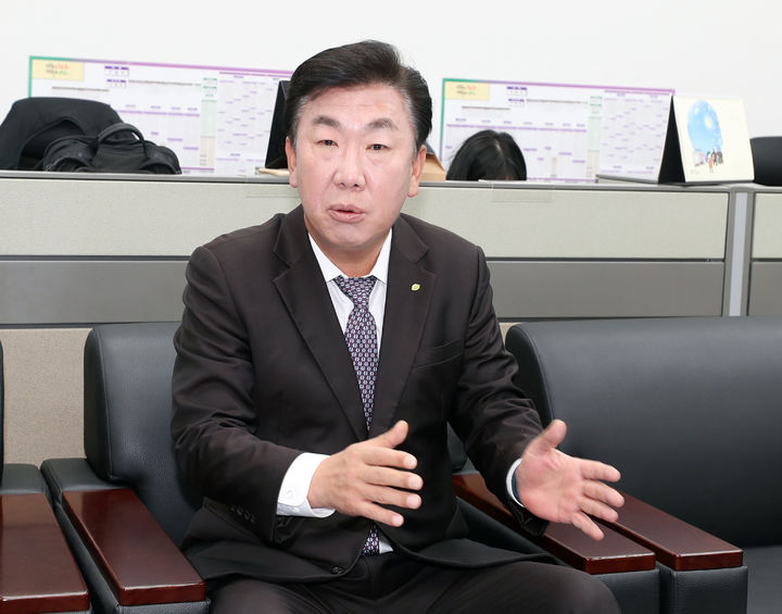 [청주=뉴시스] 시내버스 노선 개편안을 설명하는 이범석 청주시장. photo@newsis.com *재판매 및 DB 금지