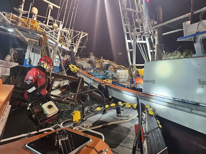 군산해경 구조대가 침수 어선 A호에 접근해 사고 수습에 나서고 있다. (사진=군산해경 제공) *재판매 및 DB 금지