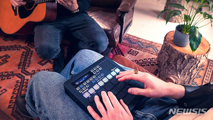 [서울=뉴시스] 야마하뮤직코리아 핑거 드럼 패드 'FGDP-50'. (사진=야마하뮤직코리아 제공) 2023.12.06. photo@newsis.com