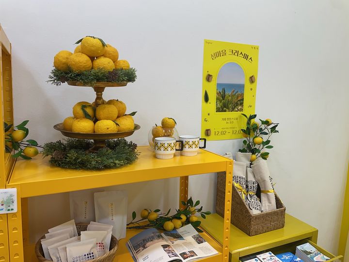 [거제=뉴시스] 신정철 기자= 거제시는 지난 2일과 3일 이틀 동안 서울 성수동(서울 성동구 연무장길 37)에서 ‘거제 유자’를 테마로 한 관광홍보 팝업스토어를 성공적으로 운영했다고 6일 밝혔다. 사진은 팝업스토어 내 유자 크리스마스 트리와 리스 제작·전시 모습.(사진=거제시 제공).2023.12.06. photo@newsis.com *재판매 및 DB 금지