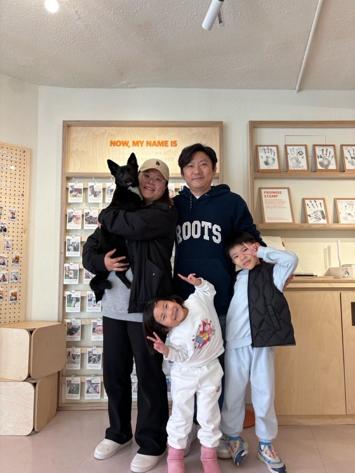 [제주=뉴시스] 지난 1일 유기견 ‘귤이’를 입양한 경기도 고양시 거주 박나연씨 가족. ‘귤이’는 입양되면서 ‘레오’로 이름을 바꿨다. (사진=제주도 제공) 2023.12.06. photo@newsis.com *재판매 및 DB 금지