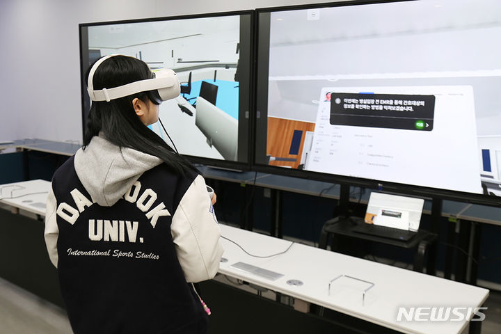 &nbsp; 바이오헬스 플래닛에서 간호 시뮬레이션 체험을 하는 모습. 단국대 제공