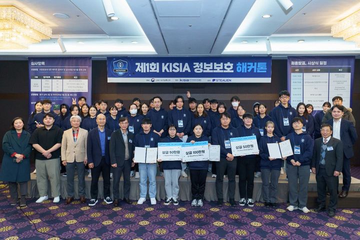 덕성여대 사이버보안전공 김현서(20학번), 김다은(21학번) 학생이 과학기술정보통신부가 주최한 '2023 제1회 정보보호 해커톤'에서 각각 최우수상과 우수상을 수상했다고 6일 전했다. (사진=덕성여대 제공) *재판매 및 DB 금지