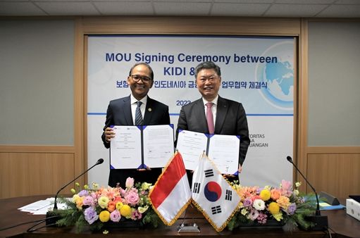 12월 6일 보험개발원 허창언 원장과 인도네시아 금융감독청 보험부문 CEO ‘오기 프라스토미요노’ 가 MOU를 체결하며 기념 사진을 촬영했다.(사진제공=보험개발원) *재판매 및 DB 금지