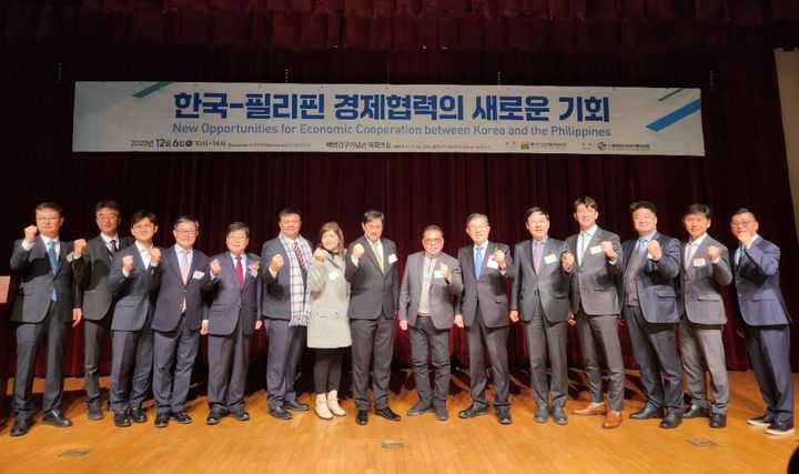 [서울=뉴시스] 6일 오전 10시 백범김구기념관에서 열린 한-필리핀 경제협력 컨퍼런스에 참가한 이들이 단체사진을 찍고 있다. (사진=LCS 코리아 제공) *재판매 및 DB 금지