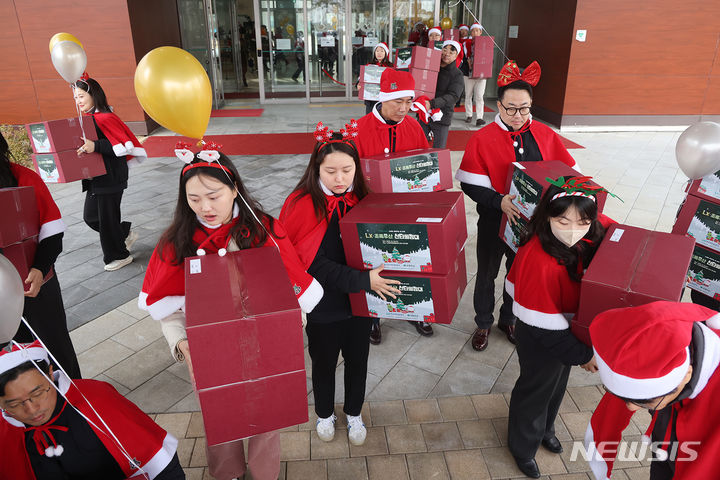 [서울=뉴시스]‘LX·초록우산 산타원정대 출정식’이 개최된 가운데 LX공사 직원들이 포장한 선물꾸러미를 전달했다.(사진=LX공사 제공)