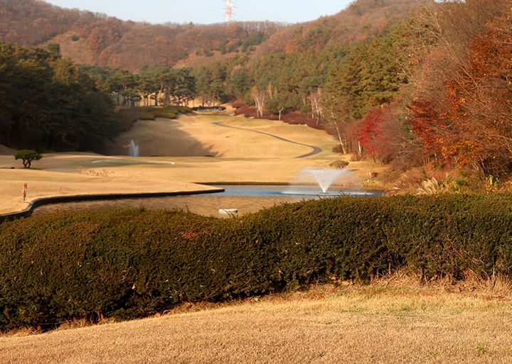 [서울=뉴시스]서원밸리컨트리클럽 11번홀 전경. 2023.12.06. (사진=KPGA 제공) *재판매 및 DB 금지