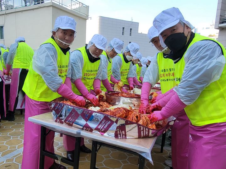 [부산=뉴시스] 6일 오전 한국노총 부산지역본부는 겨울나기 김장 김치 담그기 활동을 진행하고 있다. (사진=한국노총 부산지역본부 제공) *재판매 및 DB 금지