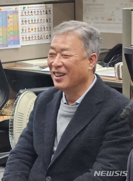 [전주=뉴시스] 김민수 기자= 유성엽 전 국회의원이 6일 전북도의회 기자실에서 22대 총선 출마를 발표하고 있다. 2023.12.06 leo@newsis.com *재판매 및 DB 금지