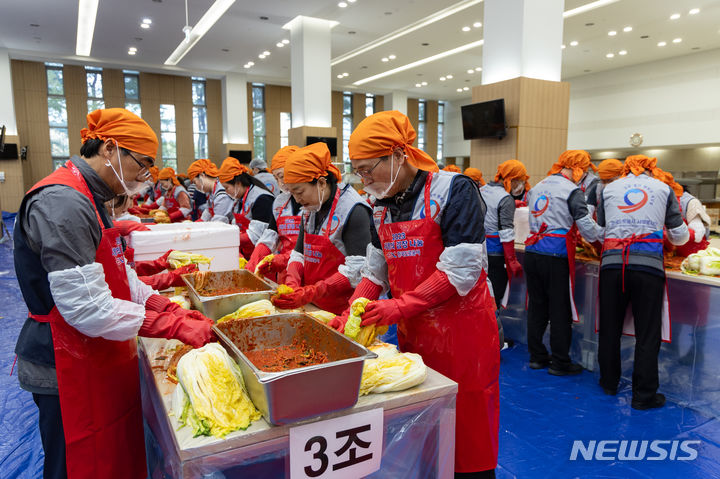[서울=뉴시스]5일 김천 본사에서 열린 사랑의 김장 나눔 행사에서 함진규 한국도로공사 사장(오른쪽), 이지웅 한국도로공사 노조위원장(왼쪽)과 공사 임직원들이 김장 김치를 담그고 있다.(사진=도로공사 제공)