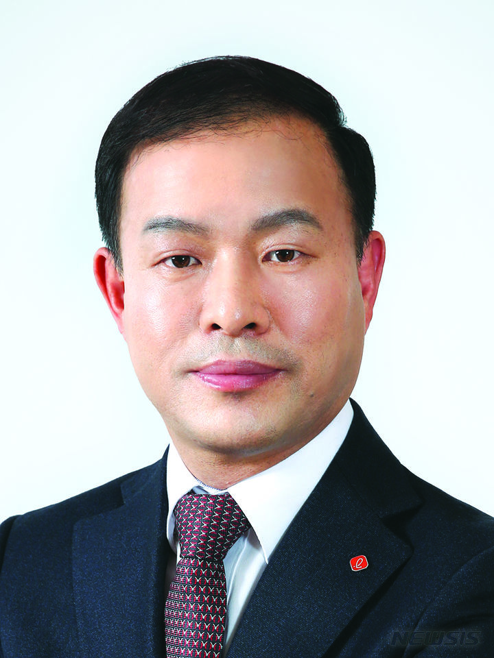 [서울=뉴시스]롯데 화학군 총괄대표 사장 이훈기(사진=롯데그룹 제공)