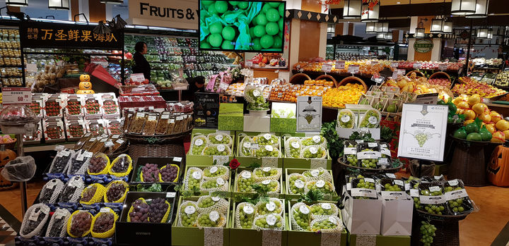 [안동=뉴시스] 홍콩매장에 진열된 경북도의 샤인머스캣 등 포도 상품. (사진=경북도 제공) 2023.12.06 *재판매 및 DB 금지