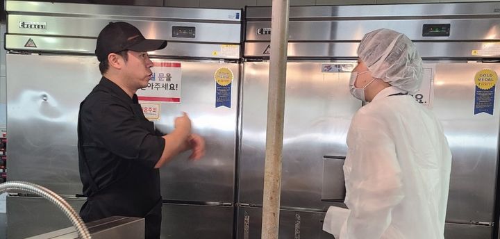 [서울=뉴시스]동작구 식품 제조 판매업소 점검.(사진=동작구 제공) *재판매 및 DB 금지