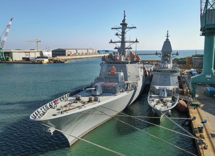 [울산=뉴시스]HD현대중공업과 HD한국조선해양, 한국과학기술원(KAIST), 비엔케미칼이 세계 최초로 개발한 '그래핀 소재 기반 함정용 감쇠재'가 적용된 이지스함인 ‘정조대왕함(왼쪽)'과 호위함 ‘충남함’. (사진=HD현대중공업 제공) photo@newsis.com *재판매 및 DB 금지