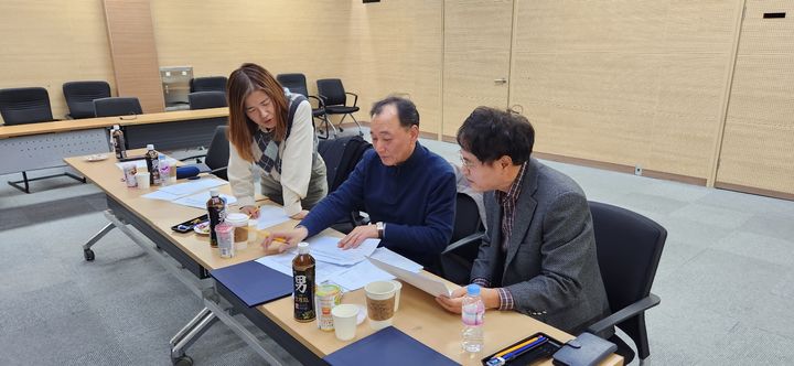 [전주=뉴시스] 나미수 전북대학교 미디어커뮤니케이션학과 교수와 한현철 전 KBS 보도국장, 강찬구 전 전라일보 정치부장 등이 ‘2023 올해의 전북기자상’ 심사에 임하고 있다. 2023.12.06 *재판매 및 DB 금지