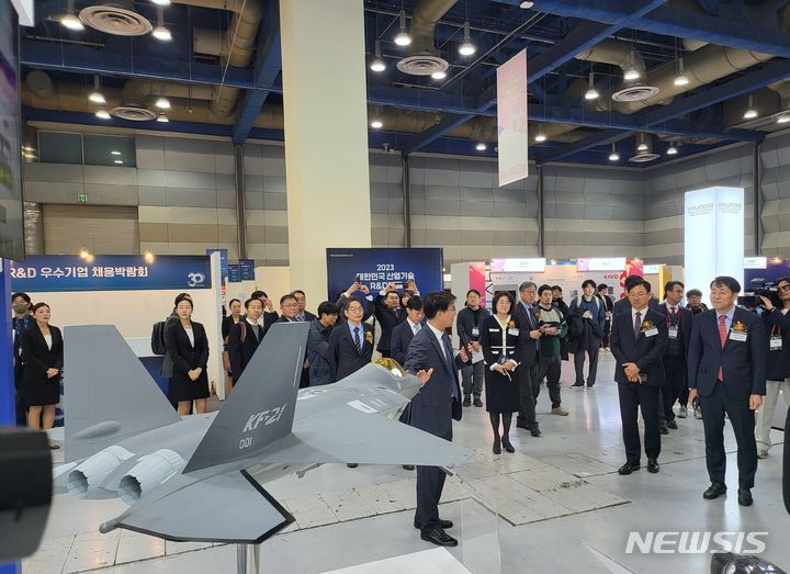 [서울=뉴시스]2023 대한민국 산업기술 R&D 대전에서 태진수 KAI 상무가 장영진 산업부 차관에게 설명을 하고 있다.(사진=KAI 제공)