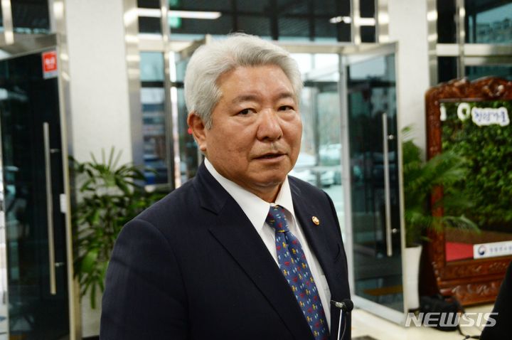 [청주=뉴시스] 조성현 기자 = 방송통신위원장 후보로 지명된 김홍일 국민권익위원장이 6일 오후 청렴리더십 특강을 위해 방문한 충북 청주시 서원구 국민권익위원회 청렴연수원에서 취재진 질문에 답하고 있다. 2023.12.06. jsh0128@newsis.com 